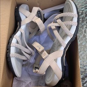 Viakix women’s hiking sandal